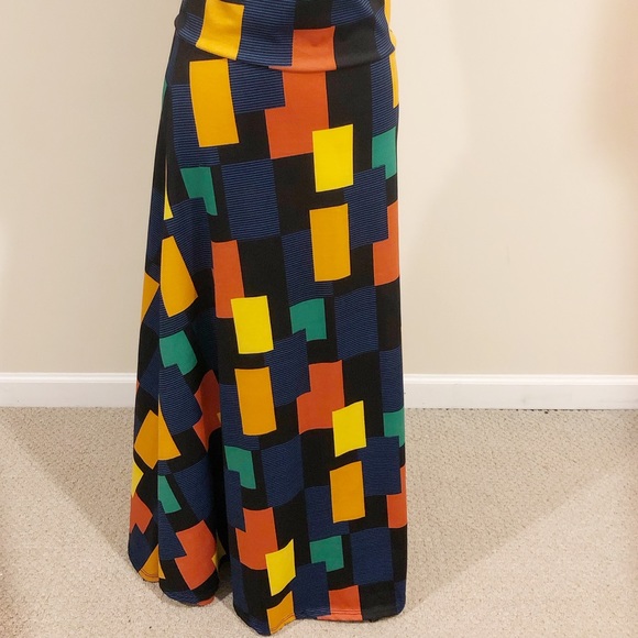Dresses & Skirts - High waisted skirt in geometric print, size small